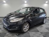 la voiture noire est garée dans le garage sur le sol en damier