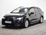 La Toyota Corolla est garée dans une pièce dont le sol est à carreaux.
