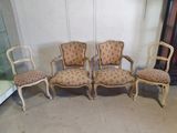 trois chaises et une table dans une pièce où se trouve une vitrine en verre