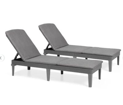 une paire de chaises longues avec des coussins gris sur fond blanc