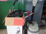 une boîte sur laquelle est représenté un aspirateur, devant une porte verte