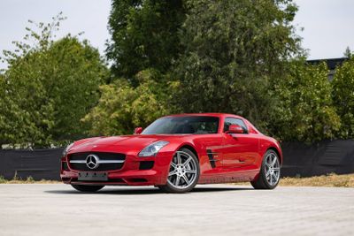La Mercedes SLS AMG Coupé est garée sur un parking