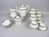 beaucoup de tasses et de soucoupes sur la table