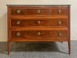 une commode en bois avec un plateau en marbre