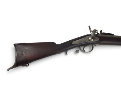 un vieux pistolet avec un canon en bois et un étui en bois