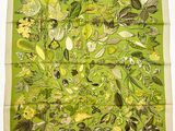 un gros plan sur un foulard à motifs floraux verts et jaunes
