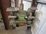 une machine qui se trouve à l'intérieur d'un bâtiment
