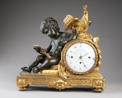 une petite statue représentant un garçon assis sur une horloge