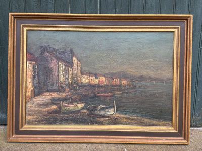 une peinture à l'huile représentant des bateaux sur l'eau, devant un bâtiment
