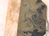 un morceau de papier sur lequel est représenté un motif de marbre