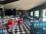 un sol à carreaux noirs et blancs dans un snack-bar