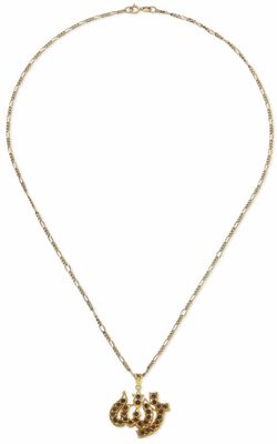 un collier en or dont la chaîne est ornée d'un oiseau