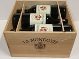 trois bouteilles de vin dans un coffret en bois sur une table