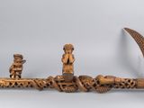 un bateau en bois orné de sculptures sur les flancs