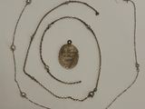 un gros plan d'un collier composé d'une pièce de monnaie suspendue à une chaîne