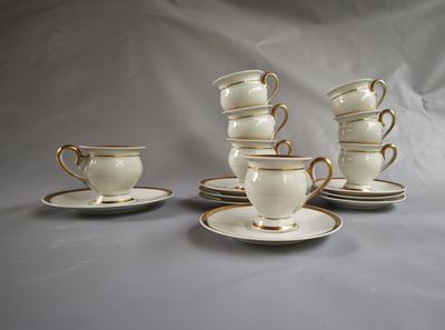 cinq tasses et soucoupes posées sur une table
