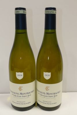 deux bouteilles de vin blanc posées l'une à côté de l'autre sur une table