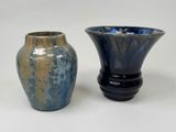 deux vases posés l'un à côté de l'autre sur une table