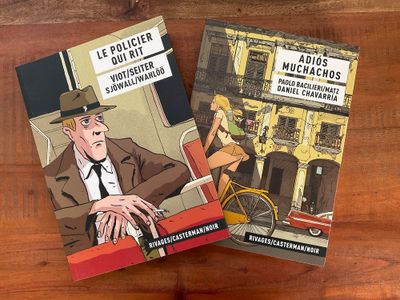 deux livres posés sur une table en bois