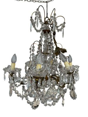 une image d'un lustre suspendu au plafond
