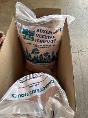 deux sacs de nourriture posés dans une boîte par terre