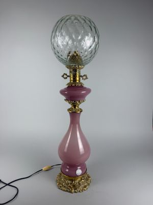 Importante lampe à pétrole en opaline et bronze doré, avec s…