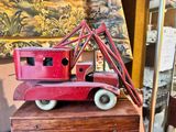 un petit camion rouge posé sur une caisse en bois