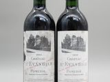 deux bouteilles de vin rouge posées l'une à côté de l'autre sur une table