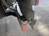 un gros plan de l'arrière d'un camion avec un pneu crevé