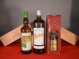deux bouteilles de vin et une boîte de vin posées sur une table