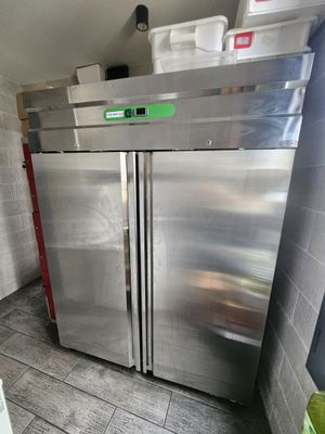 un réfrigérateur en acier inoxydable dans le coin d'une cuisine