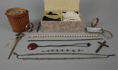 un grand nombre d'objets posés sur une table
