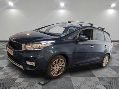 la voiture bleue est garée sur un sol en damier dans le garage