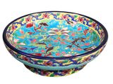 un bol bleu avec un motif floral