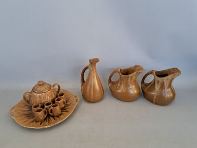 quatre pièces de poterie posées sur une table