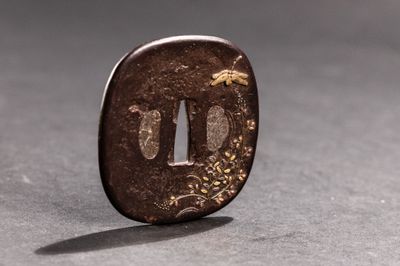 un petit morceau de métal marron posé sur une table