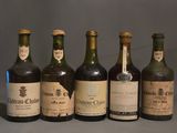 plusieurs bouteilles de vin sont alignées sur une table