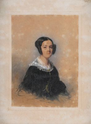 portrait d'une femme en robe noire à col blanc