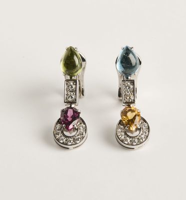 une paire de boucles d'oreilles ornées de pierres multicolores et de diamants