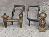 Quatre figurines en laiton ancien sont alignées sur une table