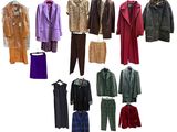 de nombreux modèles différents de vestes et de pantalons suspendus sur un portemanteau