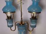 trois lampes en verre bleu posées sur une table