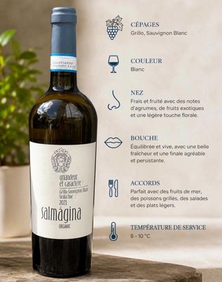 une bouteille de vin posée sur une table à côté d'une plante en pot