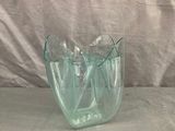 deux vases en verre posés sur une table