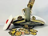 un grand nombre de chapeaux posés sur une table