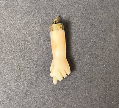 Pendentif Fica en corail peau d'ange et monture en or jaune …