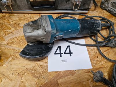 une photo d'une ponceuse posée sur un parquet
