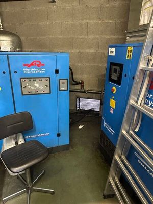 une machine bleue et une chaise noire dans une pièce
