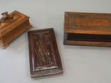 trois boîtes en bois posées les unes à côté des autres sur une table