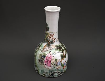 un vase orné d'une peinture sur fond noir